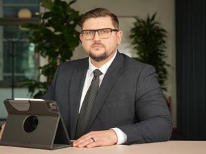 Latvijas mājsaimniecību uzkrājumi sasniedz 19 miljardus: kāpēc turīgāki kļūstam tikai uz papīra?