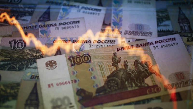 Rublis nogāžas līdz jaunai rekordzemai atzīmei