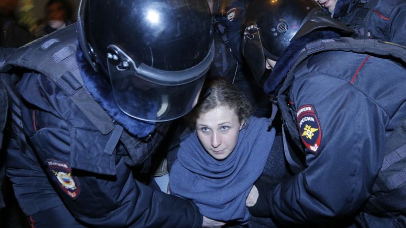 Krievijā aiztur simtiem cilvēku, kas protestē pret Putina opozicionāru likšanu cietumā