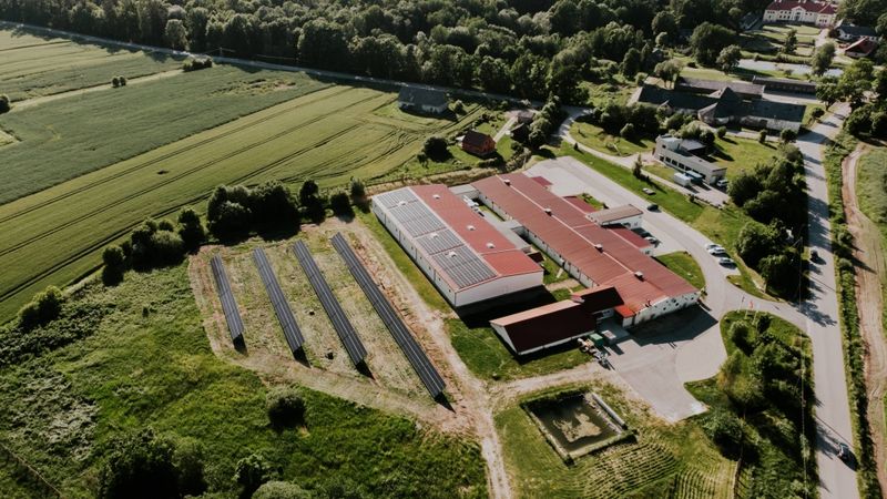 Zeķu ražotājs uzstādījis lielāko saules paneļu parku Zemgalē