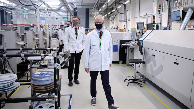 FOTO: Francijas delegācija viesojas Schneider Electric rūpnīcā Rīgā