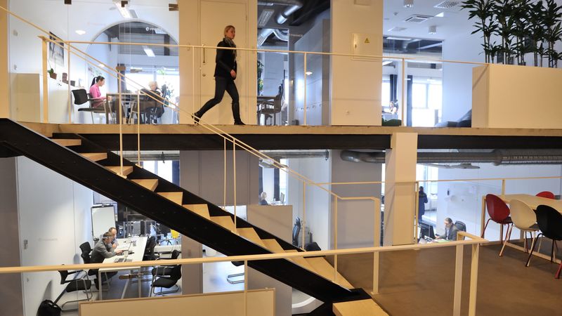 «Ātro kredītu» devēja 4finance birojs Rīgā ar industriālu «garšu»