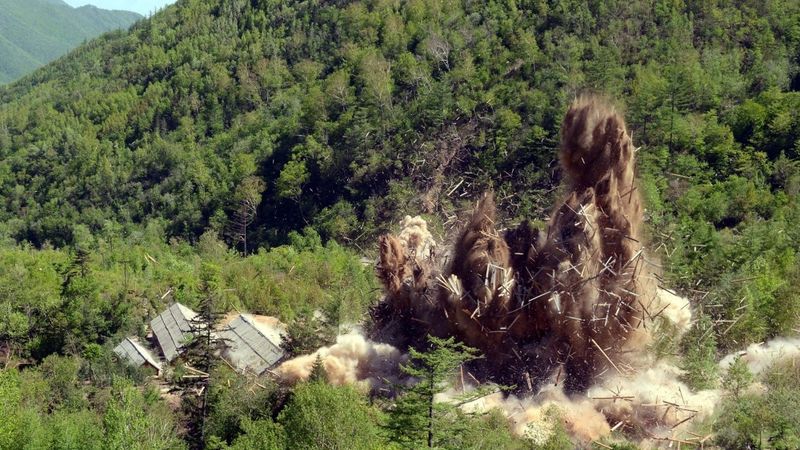 FOTO: Ziemeļkoreja iznīcina tuneļus kodolpētniecības vietā