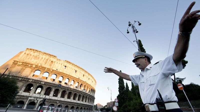 Roma novirza satiksmi, lai aizsargātu Kolizeju; bažas par sliktu tehnisko stāvokli