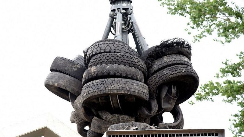 Riepas izgāztuvēs turpina krāties