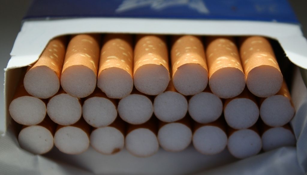 Saistībā ar nelegālu tabakas ražošanu aiztur 32 personas un izņem 300 miljonus cigarešu
