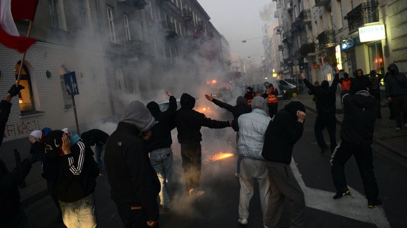 Neatkarības dienas gājiens Polijas galvaspilsētā izvēršas masu huligānismā