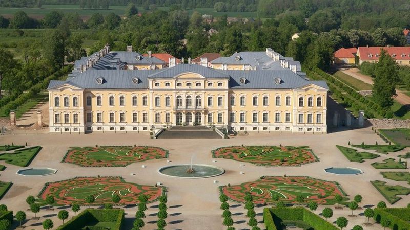 Rundāles pils parkā plāno būvēt vēja aizsargmūri un vēsturisku karuseli