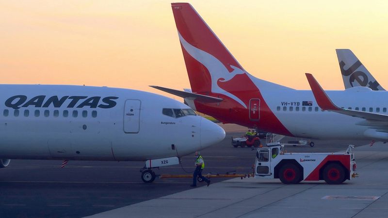 Austrālijas aviokompānijas Qantas Airways vadītājs atsakās no algas