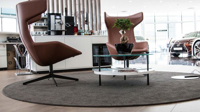FOTO: Lexus Riga Airport atklājis jaunā koncepta salonu
