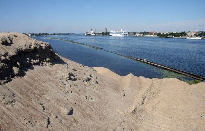 Pašvaldībai, iespējams, būs pašai jāaizvāc no Šleseram pastarpināti piederoša uzņēmuma  teritorijas smilšu kaudze