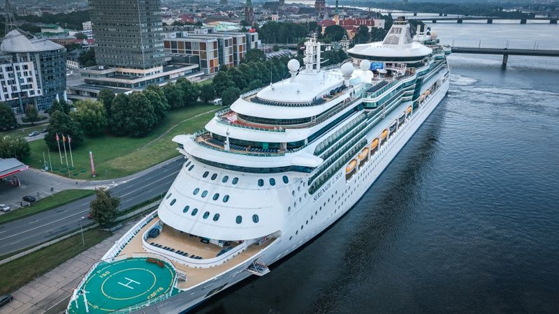 FOTO: Pasaules kruīza ietvaros Rīgā viesojas kuģis Serenade of the Seas