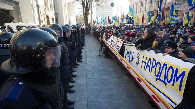 Ukrainā protesti nerimst; opozīcija gatavojas neuzticības balsojumam valdībai