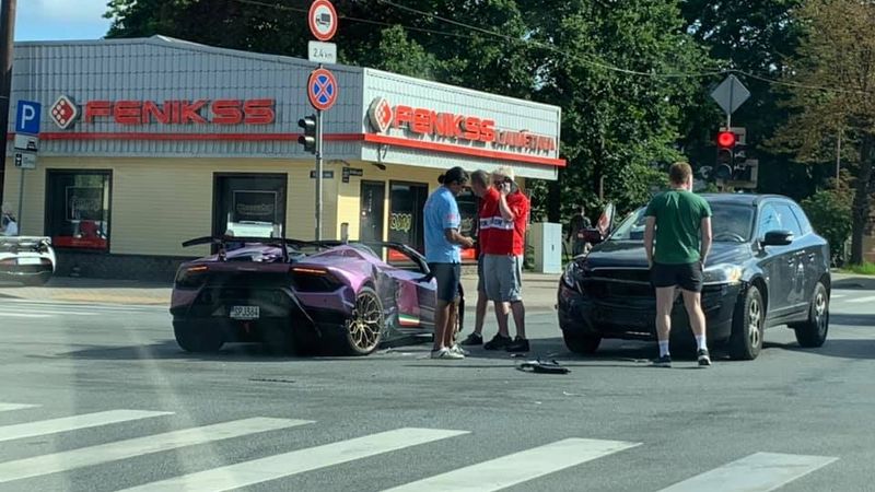 Rīgā avarējusi Gran Turismo pasaules tūres sporta automašīna Lamborghini