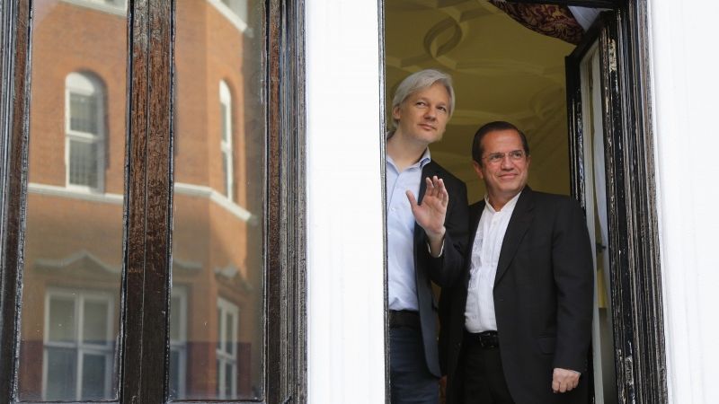Wikileaks dibinātāja Asandža gads, neizejot no Ekvadoras vēstniecības