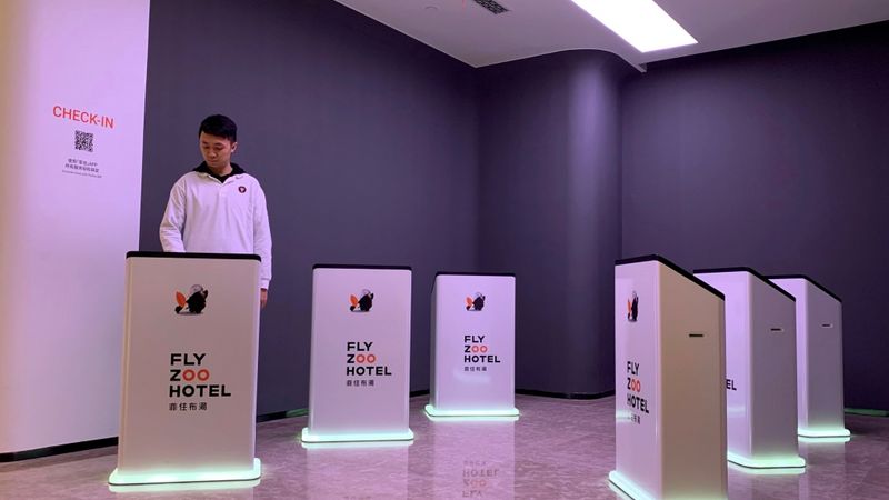 FOTO: Alibaba izveidojis nākotnes viesnīcu, kur viesus apkalpo roboti