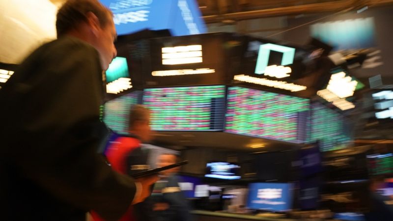 Akciju cenas aug pēc Ķīnas lēmuma par tarifiem un pirms ECB sanāksmes