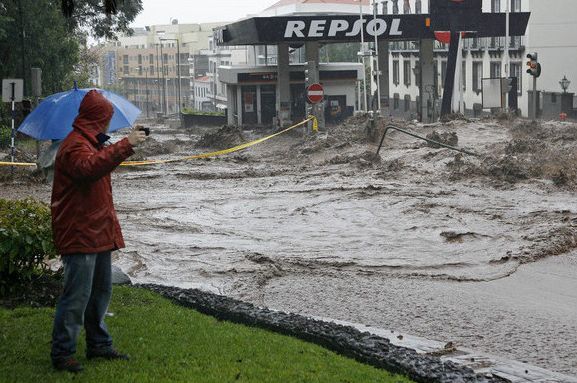 Tūristu iecienīto Madeiru pārņēmuši nāvējoši plūdi 