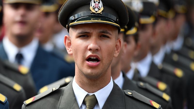 Aizsardzības ministrija rosinās Latvijā veidot militāro kadetu skolu