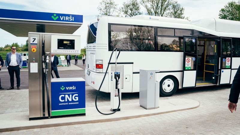 Jēkabpils ielās kursēs ar saspiesto dabasgāzi darbināmi satiksmes autobusi