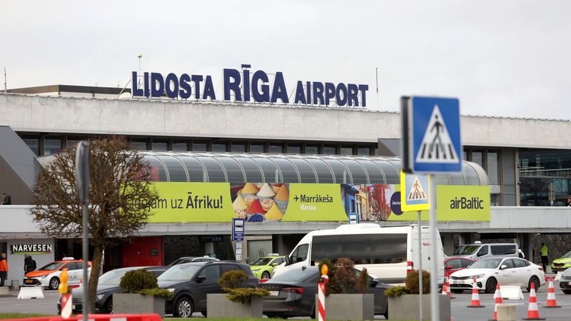 Rīgas lidosta sākusi izmantot trīs jaunos pasažieru gaisa tiltus
