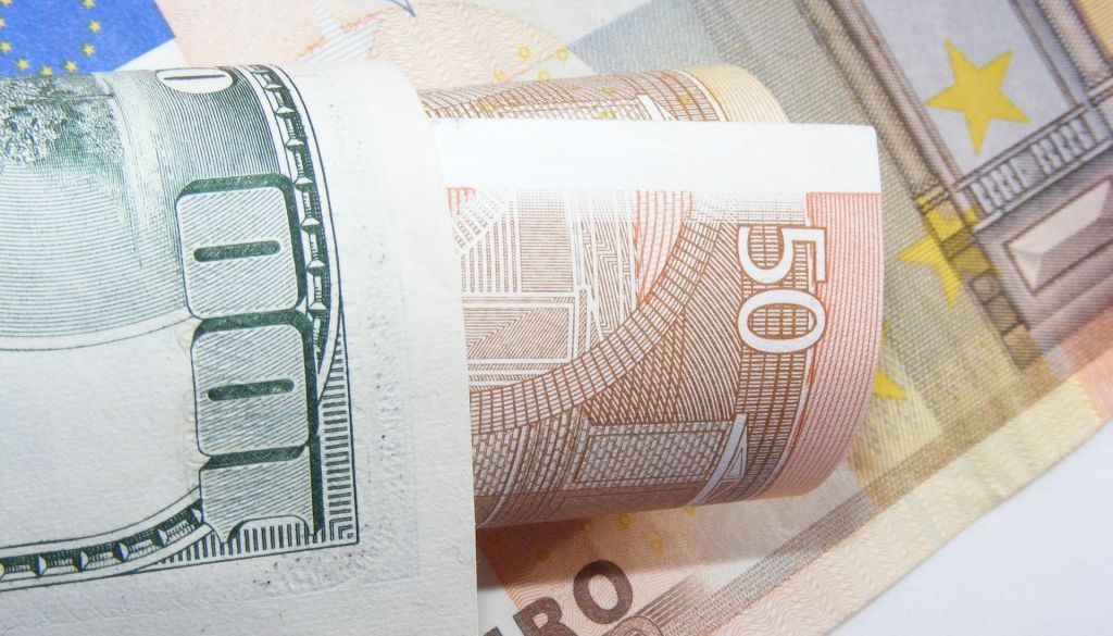 Eiro vērtībai pret dolāru jauns 20 gados zemākais līmenis