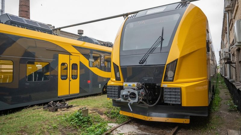 Latvijā nogādāts otrs jaunais elektrovilciens