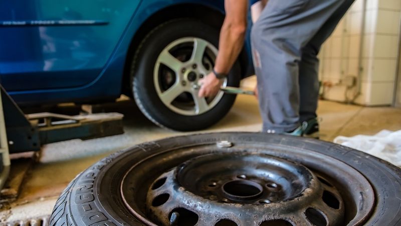Sāk kriminālprocesu par nodokļu "apiešanu" kādā autoservisā