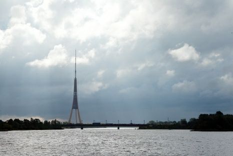 Papildināta - Prasa arestēt digitālās televīzijas raidītājus, kas raida Rīgas reģionā