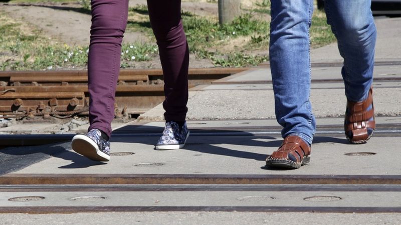 Bezdarbnieku pūlis Latgalē, darbinieku deficīts Rīgā