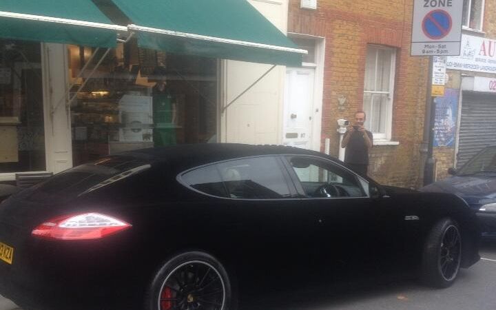 Londonas ielās manīts zamša Porsche