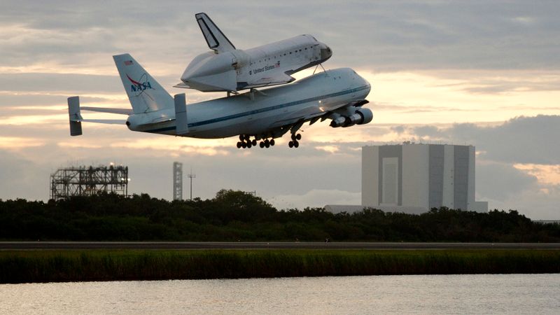 Uz NASA lidmašīnas muguras pārved pensijā aizgājušo atspoļkuģi Endeavour