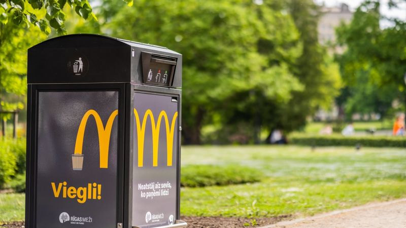 McDonald's  kopā ar Rīgas mežiem uzstādījuši pirmās viedās atkritumu tvertnes