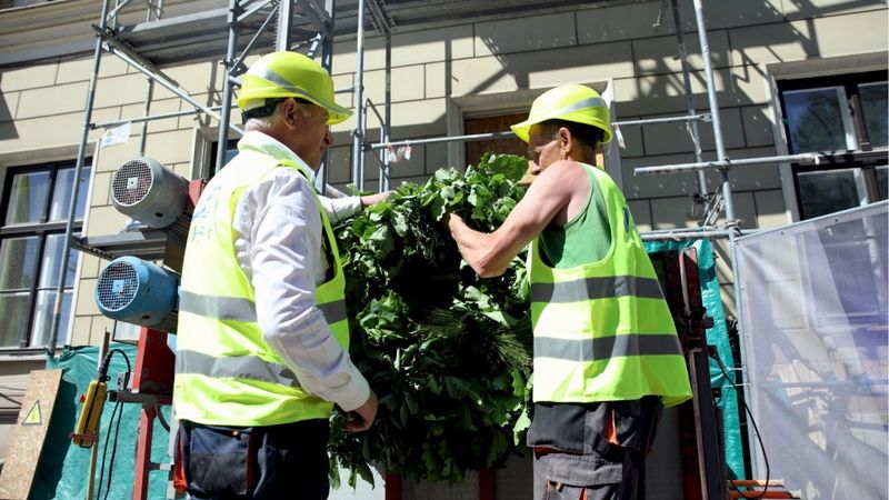 FOTO: Prokuratūras jaunajai mājvietai nosvinēti spāru svētki