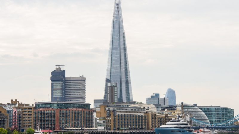 FOTO: Londonas luksusa dzīvokļi stāv tukši
