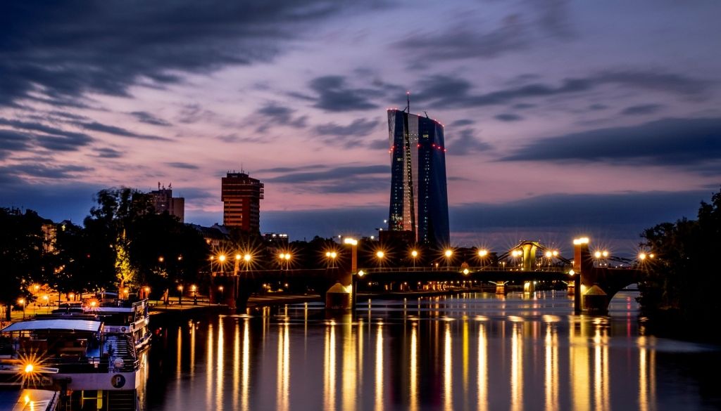 Bažas par parādu kritisko masu