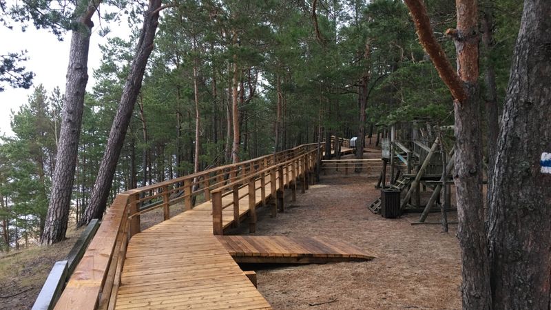 FOTO: Pie Baltās kāpas Saulkrastos atklāta jauna pastaigu laipa