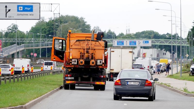 Sākti vērienīgi Kārļa Ulmaņa gatves seguma atjaunošanas darbi