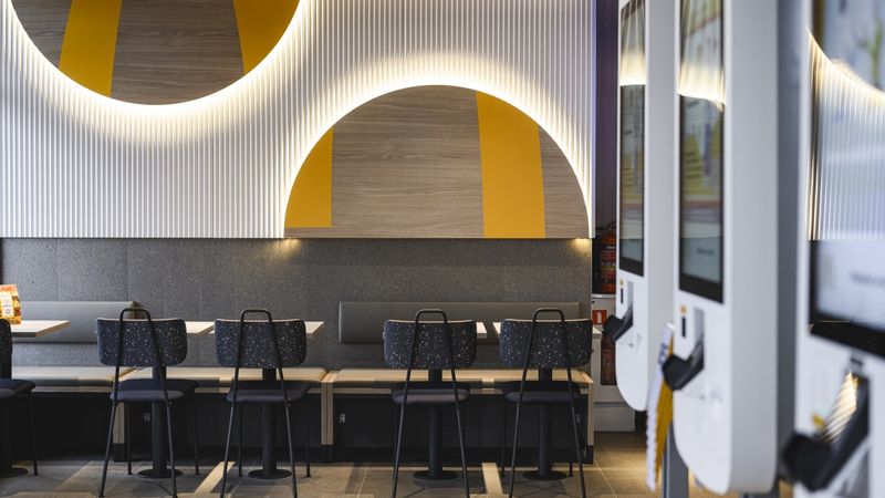 FOTO: Investējot pusmiljonu eiro, McDonalds modernizējis restorānu
