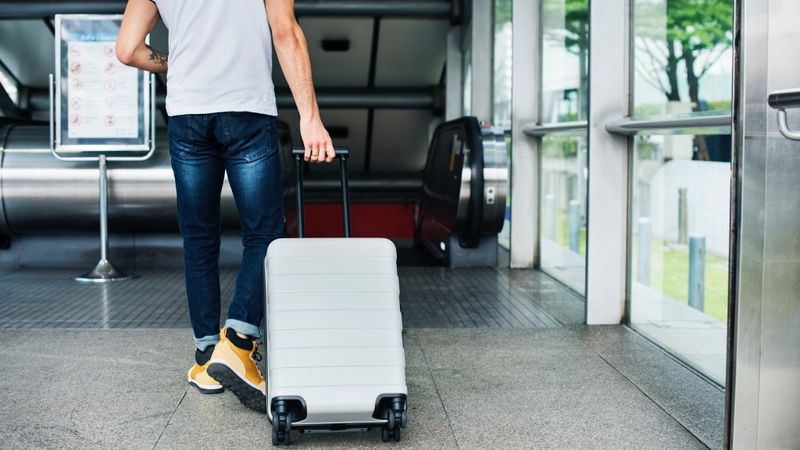 Biežāk ceļo jauni cilvēki ar augstiem ienākumiem