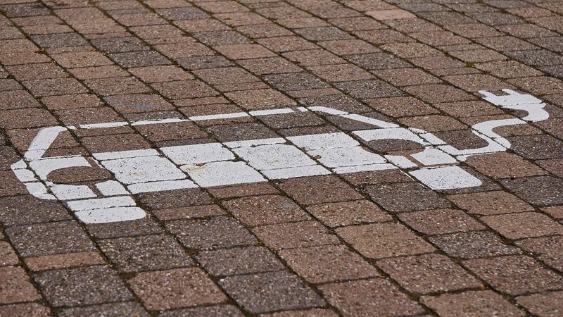 Pēdējā pusotra gada laikā pieaugusi autostāvvietu noslodze Rīgas centrā