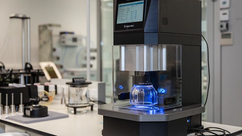 FOTO: RTU izveido individuālo aizsardzības līdzekļu testēšanas laboratoriju