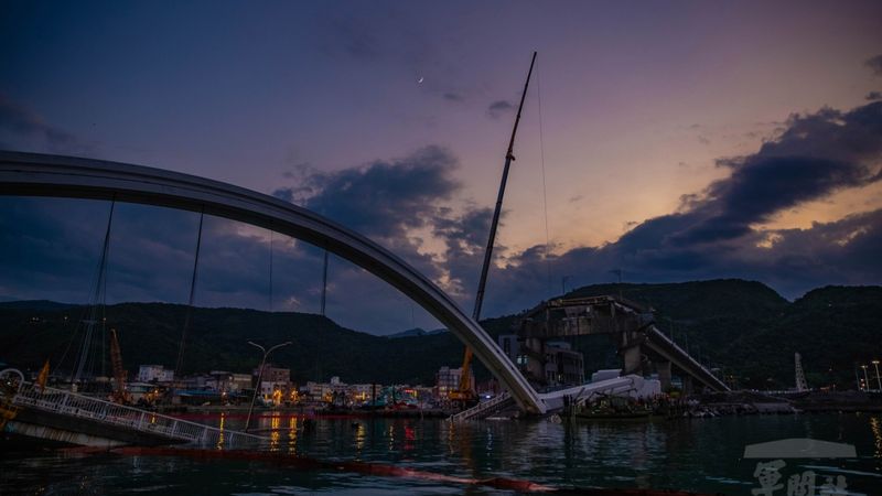 Taivānā pēc tilta sabrukšanas atrasti seši bojāgājušie