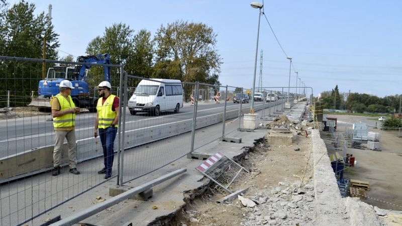 FOTO: Uz Augusta Deglava tilta un Vanšu tilta sola ierīkot velojoslas