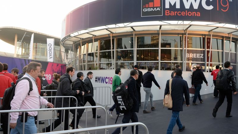 FOTO: Sākusies mobilo tehnoloģiju izstāde Mobile World Congress