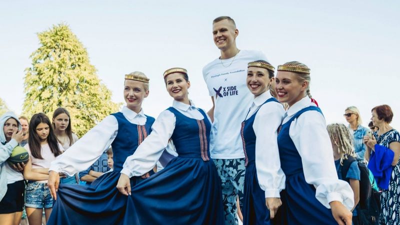 FOTO: Atklāts vēl viens Kristapa Porziņģa basketbola laukums