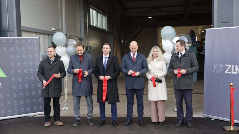 FOTO: Investējot 3 miljonus eiro, Olainē atklāj finierskaidu ražotni ZLM BIRCH