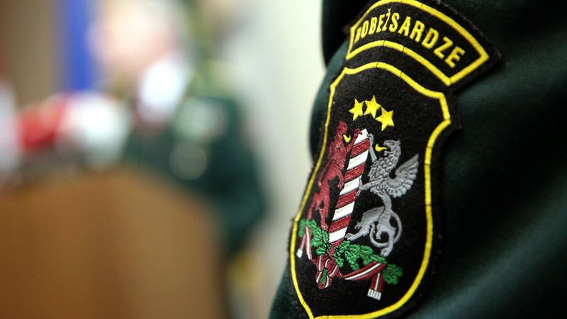 Par 14,5 miljonu cigarešu un 239 litru degvīna kontrabandu aiztur arī četras amatpersonas