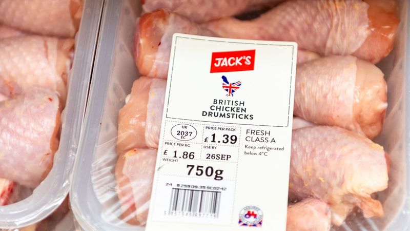 FOTO: Lielbritānijā lielākais mazumtirgotājs atver konkurentu Lidl