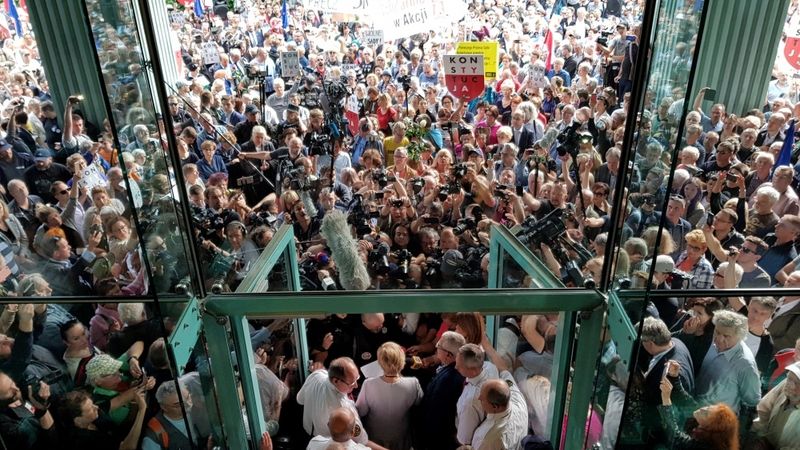 FOTO: Polijā plaši protesti pret tiesnešu piespiedu pensionēšanos